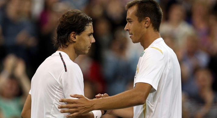 Nadal og Lukas Rosol að loknum síðasta leik Spánverjans á Wimbledon í júlí.