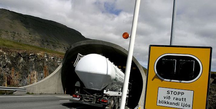 Stórflutningar um Hvalfjarðargöng Eldsneytisflutningabílar mega einungis fara gegnum göngin á ákveðnum tímum dags, en slökkviliðsstjóri telur það mikla mildi að ekki hafi orðið slys.