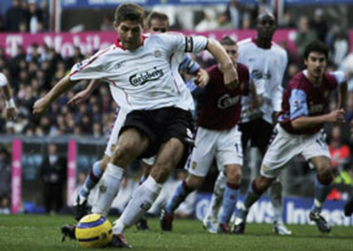 Steven Gerrard skorar hér úr vítaspyrnu gegn Villa