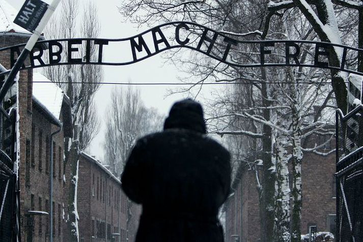 Vinnan gjörir yður frjáls Inngangurinn frægi í Auschwitz-fangabúðirnar í Póllandi. Sagt er að þrælahaldararnir hafi sótt sér fyrirmynd í fangabúðir nasista.