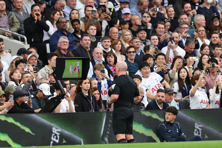 Simon Hooper kíkir í skjáinn góða í leik Tottenham og Liverpool.