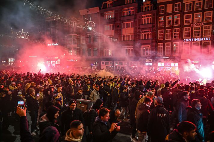 Stuðningsmenn Maccabi söfnuðust saman í miðbæ Amsterdam, kveiktu á blysum og voru til almennra óláta.