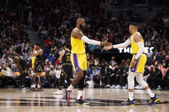 Los Angeles Lakers batt enda á ellefu leikja útivallataphrinu í nótt.