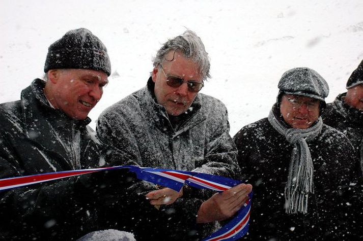 Ögmundur Jónasson, samgöngu- og sveitarstjórnarráðherra, vígði leiðina á laugardag ásamt Hreini Haraldssyni vegamálastjóra. Kristján Möller, fyrrverandi samgönguráðherra, er Ögmundi á hægri hönd.mynd/vegagerðin