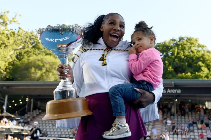 Serena Williams eignaðist sína aðra dóttur í ágúst en átti fyrir Olympiu, sem hún heldur hér á eftir sigur á ASB Classic árið 2020.