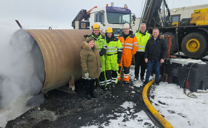 Fulltrúar Bláskógabyggðar, Ásta Stefánsdóttir, sveitarstjóri, Kristófer A. Tómasson, sviðsstjóri framkvæmda- og veitusviðis og Helgi Kjartansson, oddviti. Með þeim eru bormenn Ræktunarsambands Flóa og Skeiða en þeir heita frá vinstri, Ármann Magnús Ármannsson, Ívar Jensson og Guðmundur Loftsson, sem er borstjóri.