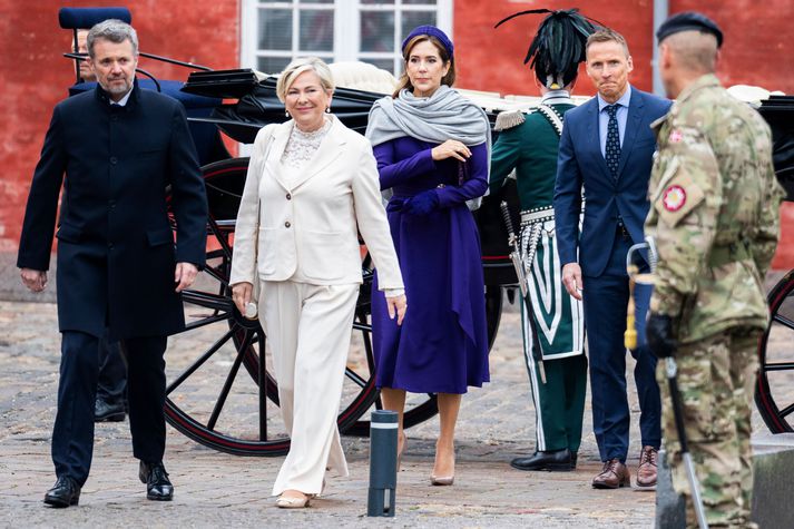 Friðrik X Danakonungur og Mary drottning eiginkona hans tóku á móti forsetahjónunum Höllu Tómasdóttur og Birni Skúlasyni í gær. Þau héldu til Amalíuborgarhallar með hestvagni en þar heilsaði Margrét Þórhildur Danadrottning stuttlega upp á þau.