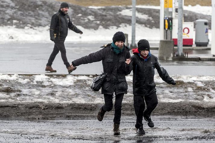 Færð fyrir gangandi vegfarendur hefur ekki verið með besta móti síðustu vikur. 