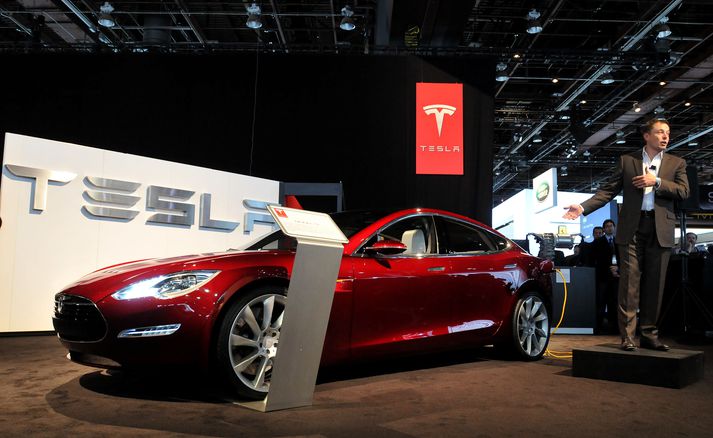 Elon Musk, forstjóri Tesla Motors. Hér kynnir hann rafmagnsbílinn Tesla Model S.