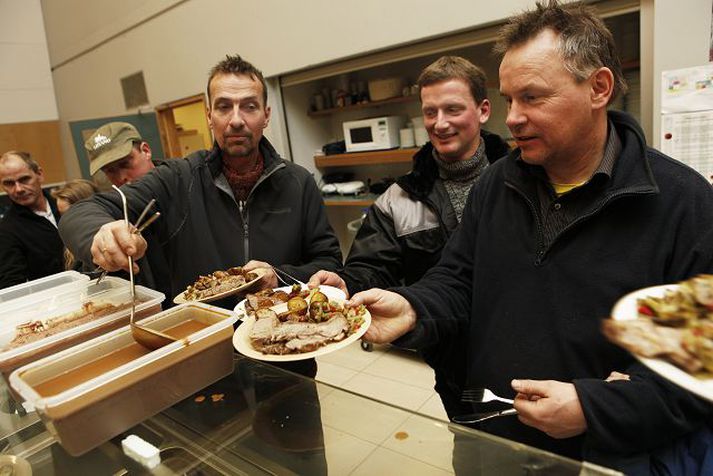 Veislumatur Þótt breskir skólakrakkar hafi orðið af lambalærinu gátu gestir í fjöldahjálparstöðinni í Hvolsskóla á Hvolsvelli notið matarins.
Mynd/Egill Bjarnason