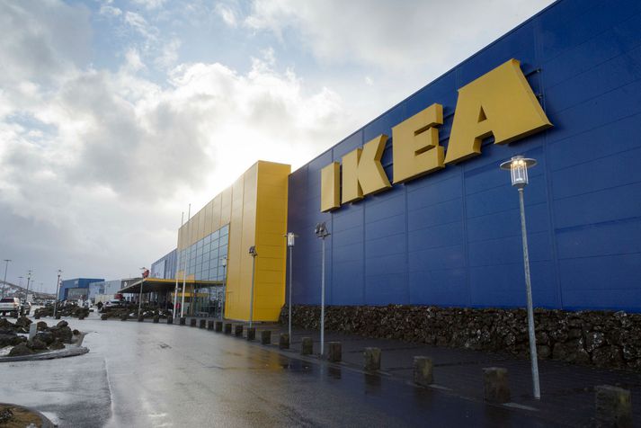 IKEA-borðhnífinn nýtti annar maðurinn til að stinga hinn í bakið. 