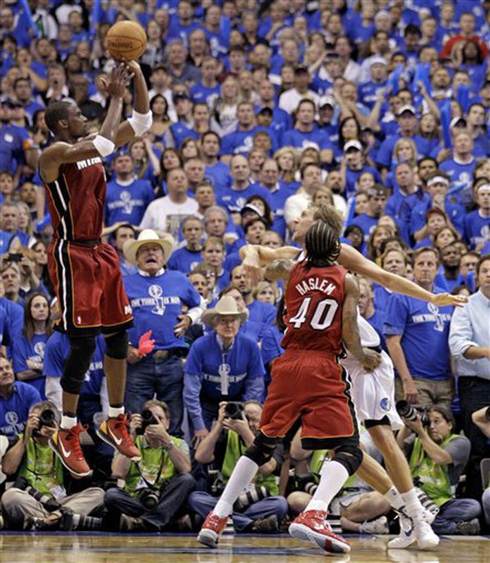 Chris Bosh skorar hér sigurkörfuna í þriðja leiknum gegn Dallas.