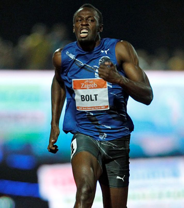 Usain Bolt kemur hér í mark.