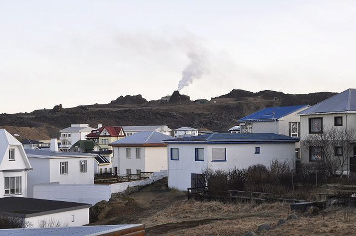 Sorpbrennslan í Eyjum stendur hátt á vindasömum stað og reykurinn sest ekki inn yfir byggðina eins og skapaði mesta vandann í Skutulsfirði. Í austanátt kvarta hins vegar Eyjamenn yfir mengun sem slær niður í byggðinni og áhyggjur af mengun hafa verið ræddar á fundum bæjarstjóra með íbúum. fréttablaðið/óskar