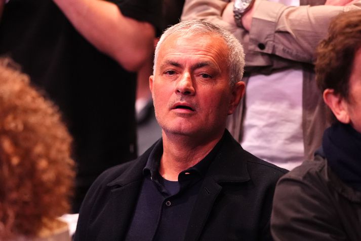 José Mourinho fylgist grannt með úr stúkunni í O2-höllinni í London.