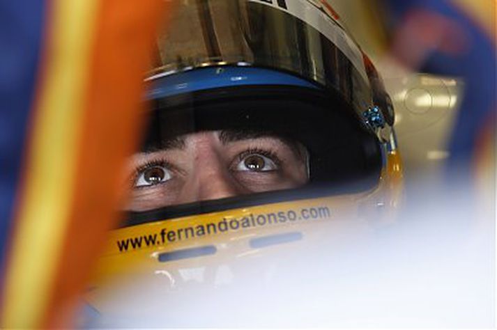 Fernando Alonso skoðar akstursímanna, en hann náði besta tíma á seinni æfingu keppnisliða í Singapúr í dag.