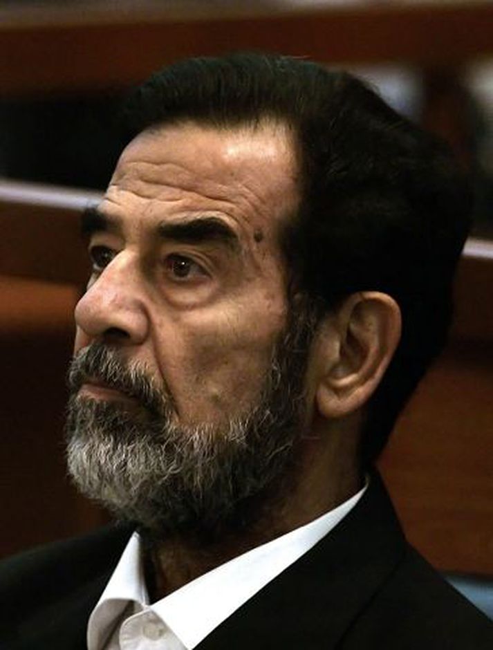 Saddam Hussein Fyrrverandi forseti Íraks var þögull í dómsalnum í gær og hripaði niður minnispunkta.