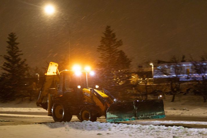 Starfsmenn vetrarþjónustu Reykjavíkur byrjuðu að moka snjó klukkan fjögur í nótt.