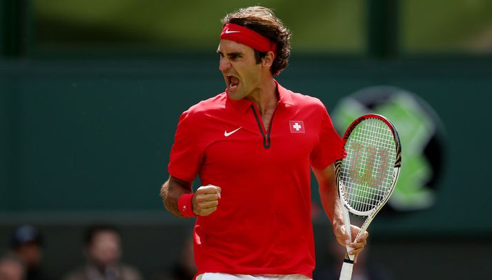 Federer fagnar á Wimbledon í dag.