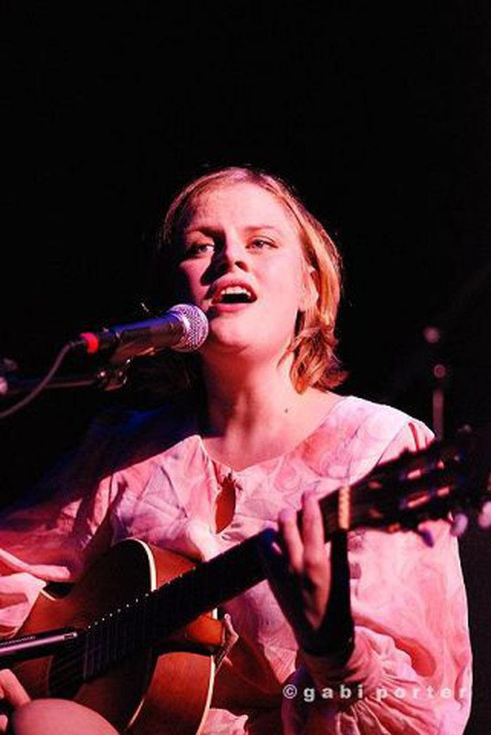 Ólöf Arnalds á tónleikum sínum í klúbbnum Le Poisson Rouge í New York. Ferð hennar til borgarinnar heppnaðist einkar vel.