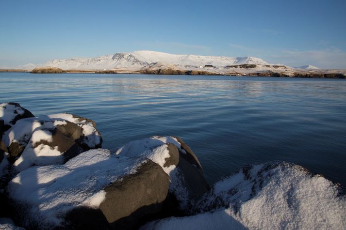 Esjan er bæjarfjall Reykjavíkur og blasir við borgarbúum handan Kollafjarðar. Páll Guðmundsson, framkvæmdastjóri Ferðafélags Íslands fjallar hér um Esjuna og útivist.