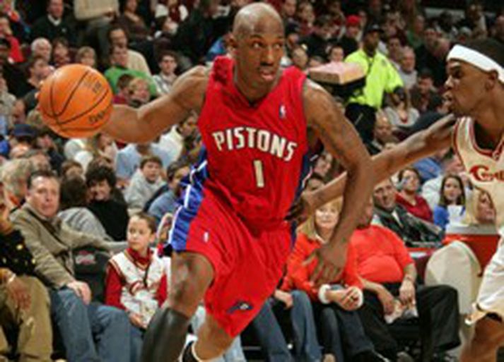 Chauncey Billups keyrir hér framhjá hinum unga Daniel Gibson hjá liði Cleveland, sem þarf enn að fara í gegn um Detroit ef það ætlar sér að vinna Austurdeildina