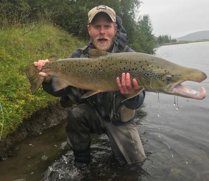 Stefán með laxinn sem var mældur 109 sm.