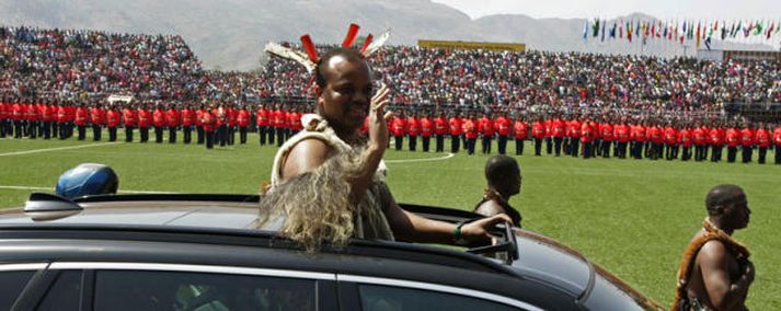 Mswati mætti í splunkunýjum BMW í afmæli sitt.