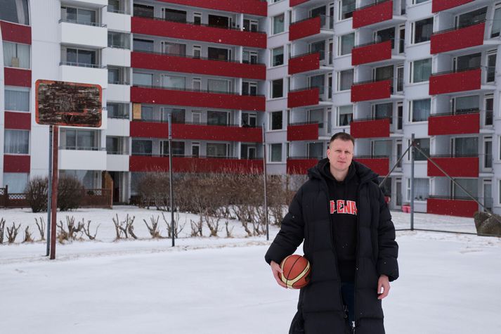 Brynjar Karl Sigurðsson á æskuslóðum í Fellahverfinu í Breiðholti í Reykjavík. 