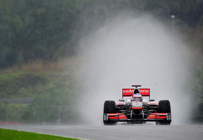 Ýmsar aðstður hafa mætt ökumönnum í mótum ársins og Jenson Button hefur unnið tvö mót á McLaren.