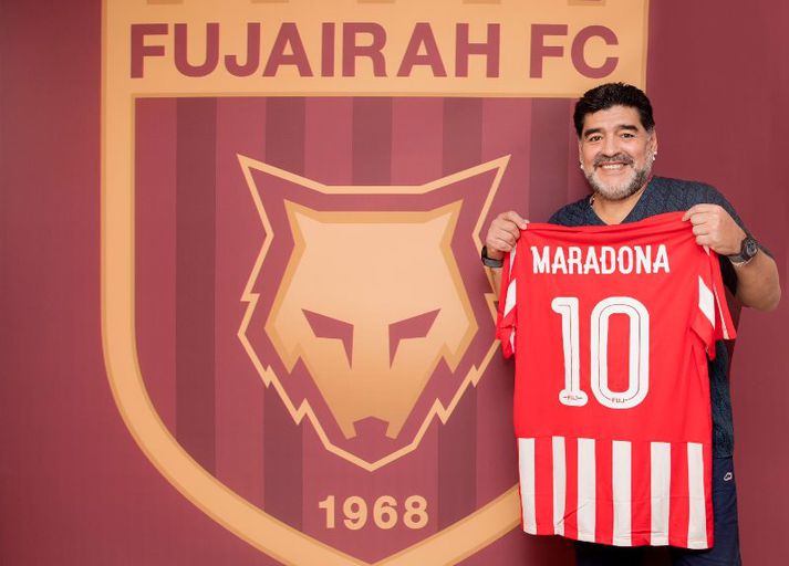 Maradona hæstánægður með búning nýja félagsins í höndunum.