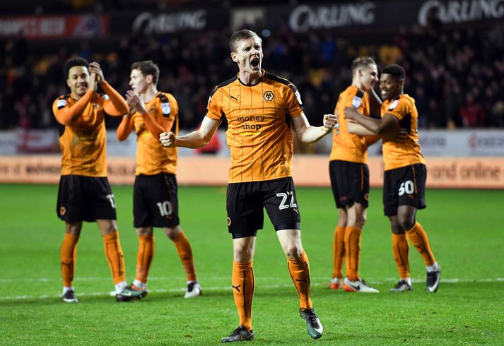 Jón Daði Böðvarsson fagnar mér félögum sínum Wolves.