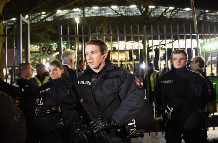 Lögreglan fyrir utan AWD-leikvanginn í Hannover í gær.