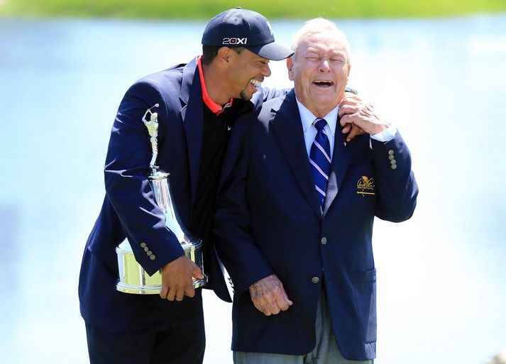 Tiger og Arnold Palmer slá á létta strengi.