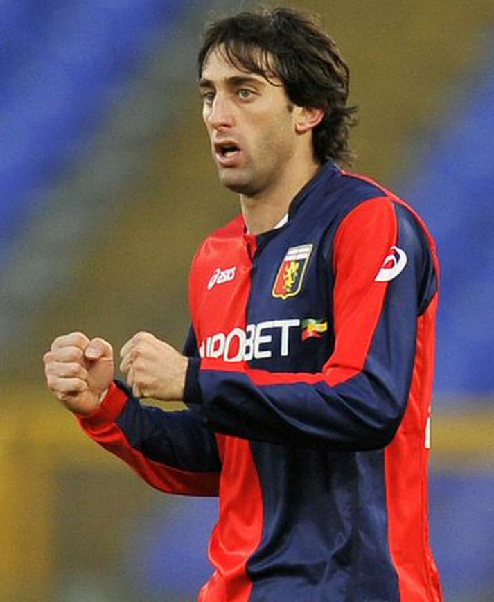 Diego Milito í leik með Genoa.