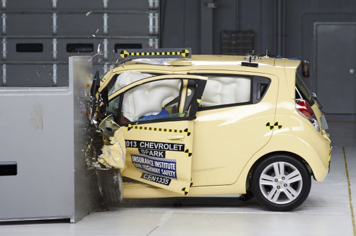 Chevrolet Spark í árekstrarprófi IIHS.