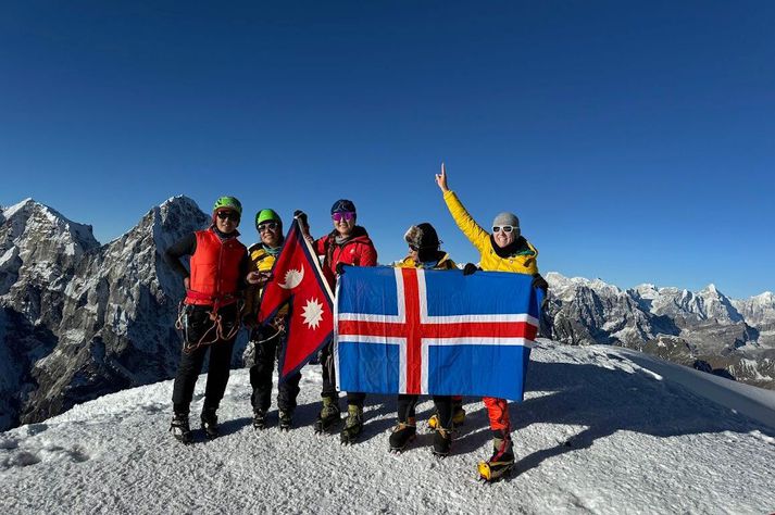 Lobuche er 6119 metrar á hæð. Með Lukku og Soffíu í för eru nepölsku fjallgöngukonurnar Pasang Lhamu Sherpa Akita og Purnima Shrestha, leiðsögukonurnar Pasang Doma Sherpa og Jangmu Sherpa, og burðarkonurnar Ambika, Nirmala, Sumina og Hira.