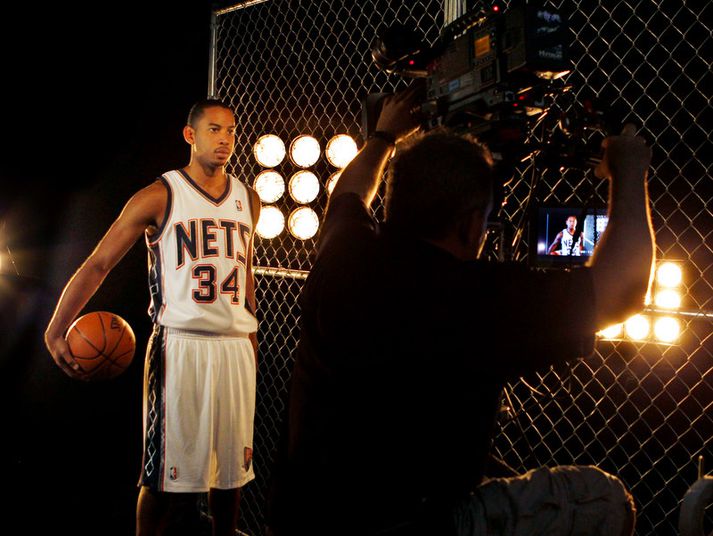 Devin Harris leikur með New Jersey Nets.