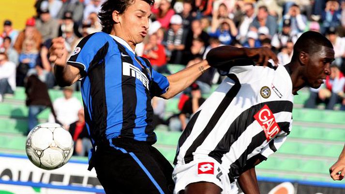 Zlatan er hér í leik með Inter gegn Udinese. Í baráttu við Cristian Zapata um síðustu helgi.