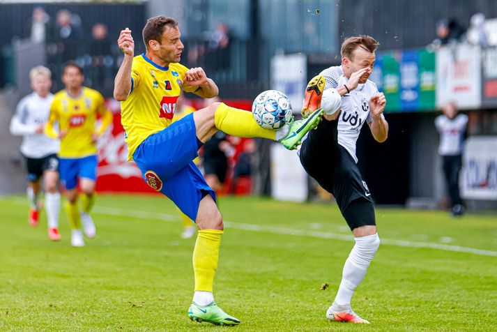 Dusan Brkovic í leik á móti FH í fyrra en hann fékk rautt spjald í báðum leikjunum við Hafnarfjarðarliðið.