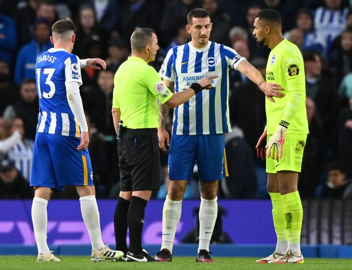 Robert Sanchez, markvörður Brighton, fékk að líta rauða spjaldið.