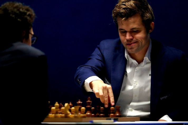 Magnus Carlsen situr í öðru sæti B-riðils á heimsmeistaramótinu í Fischer slembiskák sem fram fer hér í Reykjavík um þessar mundir.