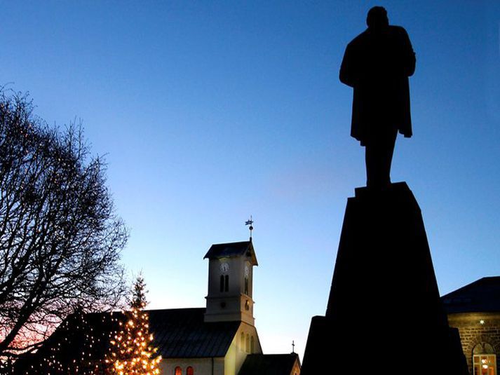 Átökin áttu sér stað á Austurvelli um klukkan fimm aðfaranótt sunnudagsins 3. desember.