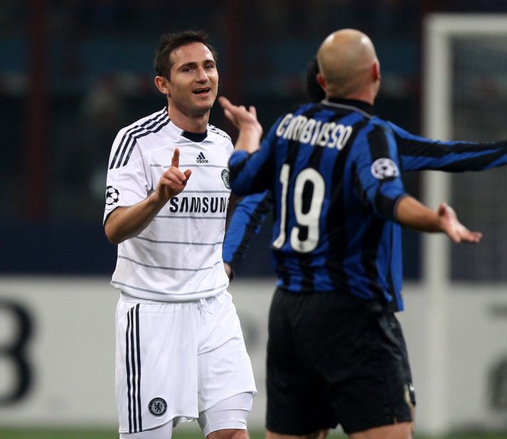 Lampard rífst við Cambiasso í kvöld.