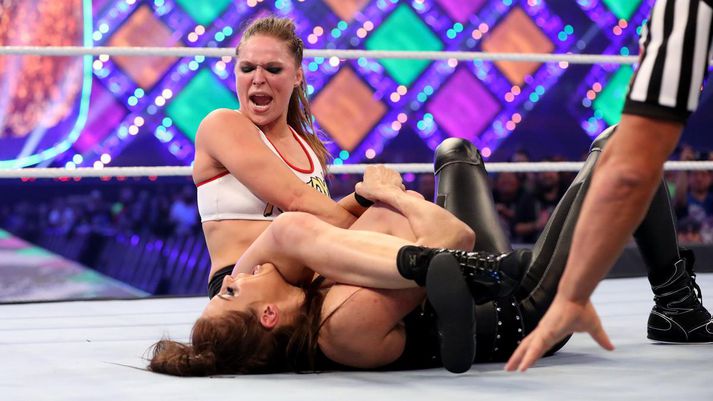 Ronda er sögð hafa stolið senunni á sínu fyrsta kvöldi hjá WWE.