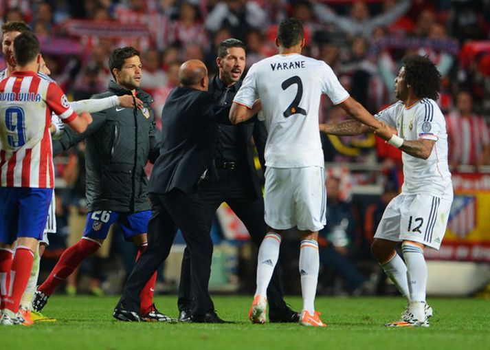 Diego Simeone og Raphael Varane lenti saman undir lok úrslitaleiks Meistaradeildarinnar í gær.