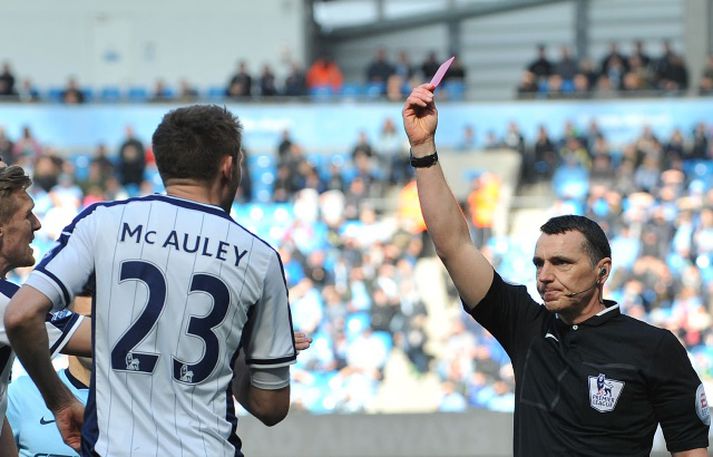 Neil Swarbrick rekur Gareth McAuley út af á 2. mínútu.