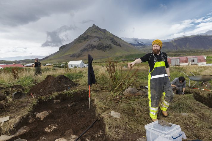 Kevin Martin við fornleifauppgröftinn á Arnarstapa. Í dag verður mokað yfir minjarnar – í bili.