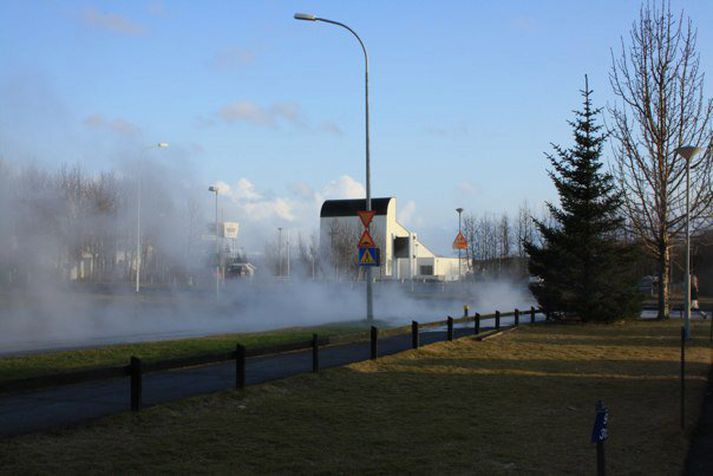 Meira en 80 gráðu heitt vatn flæddi um Rofabæ í gær og djúpur 2. stigs bruni getur myndast ef fólk kemst í snertingu við vatnið