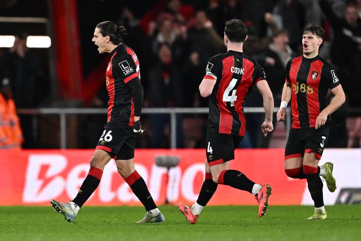 Enes Uenal fagnar jöfnunarmarki sínu fyrir Bournemouth í kvöld.